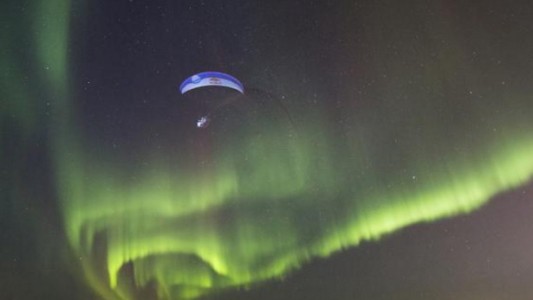 El aventurero que "bailó" con la Aurora Boreal en Noruega con su parapente