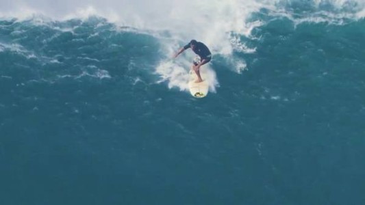 Un surfista cayó de una ola de 12 metros en Hawaii