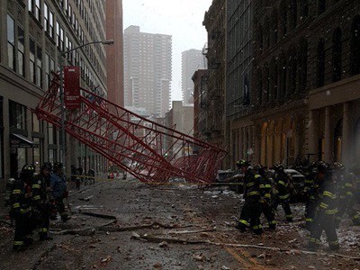 Cayó una enorme grúa en el centro de Nueva York: 1 muerto y 2 heridos graves