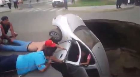 Perú: rescatan a una familia que cayó en un pozo con su auto