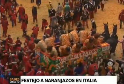 Un pueblo italiano festeja carnaval a naranjazos