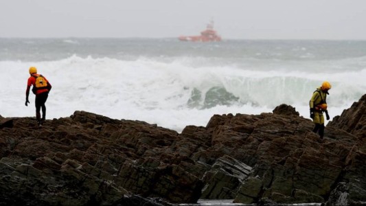 Una ola arrastró mar adentro a un bebé en una playa española