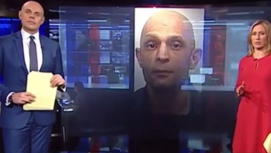 Insólito: el conductor del noticiero es igual al criminal de la noticia