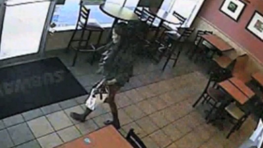 Video: dio a luz y abandonó al bebé en el baño de un local de comidas