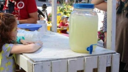 Una nena recaudó 92 mil dólares vendiendo limonada para ayudar a su hermano