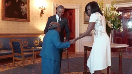 Una anciana de 106 años bailó de felicidad al conocer a Barack Obama