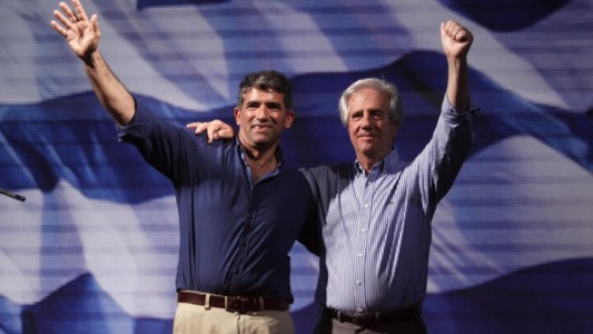 Piden la renuncia del vicepresidente uruguayo por su título universitario "trucho"