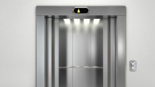 Una mujer murió en un ascensor tras quedar encerrada más de un mes