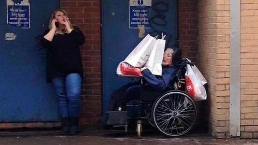 Por esta foto despidieron a una cuidadora de gente mayor