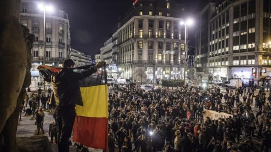 Bruselas: ciudadanos homenajean a las víctimas del atentado con mensajes de paz