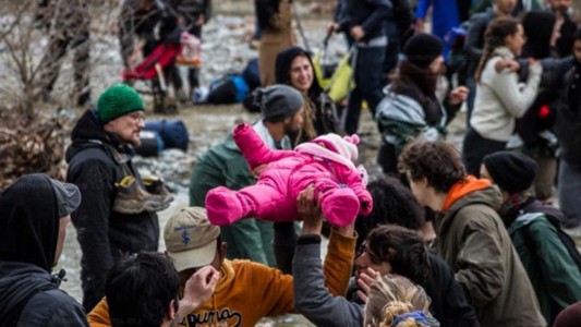 El drama de los refugiados: reprimieron a chicos y embarazadas con gases lacrimógenos