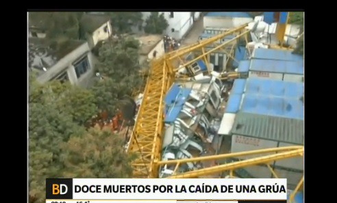 Doce muertos al caer una grúa
