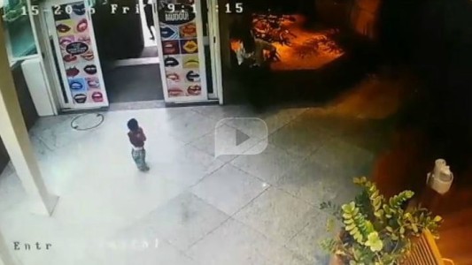 Video: padre abandona a su hijo en un centro comercial de Brasil
