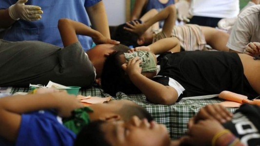 Pupitre quirúrgico: 300 niños fueron circuncidados en un colegio de Filipinas