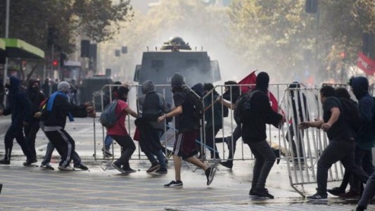 Chile: estudiantes y policías se enfrentaron en una marcha