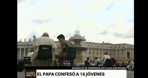 El Papa Francisco confiesa a 16 jóvenes en la Plaza San Pedro