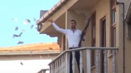 Video: robó un banco y tiró dinero desde un balcón