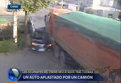 Video: un camión aplastó un auto y sus ocupantes se salvaron de milagro