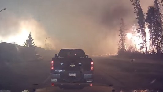 Video: escape en auto de una ciudad cercada por el fuego en Canadá