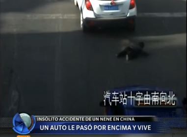 Un auto le pasó por encima y sobrevivió