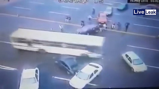 Brasil: un colectivo rompe un piquete en favor de la presidenta