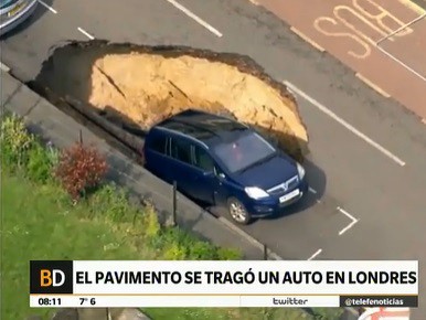 El pavimento cedió y se tragó un auto en Londres