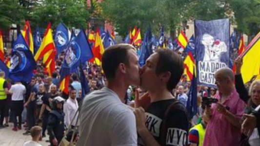 La pareja gay que enfrentó con un beso una marcha neonazi