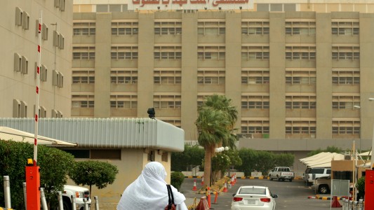 Un hombre saudí dispara al médico que ayudó a su mujer en el parto por haberla visto desnuda