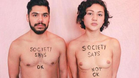 Demandan a una ciudad que prohíbe a las mujeres aparecer en topless