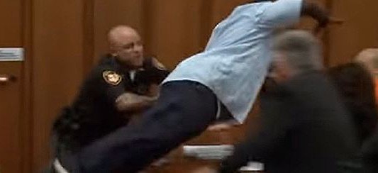 Se lanzó sobre el asesino de su hija al verlo sonreír en el juicio