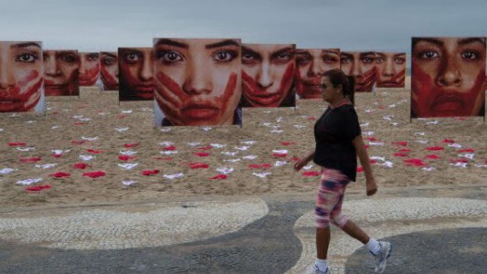 Extienden 420 bombachas en la playa de Copacabana en protesta contra violaciones