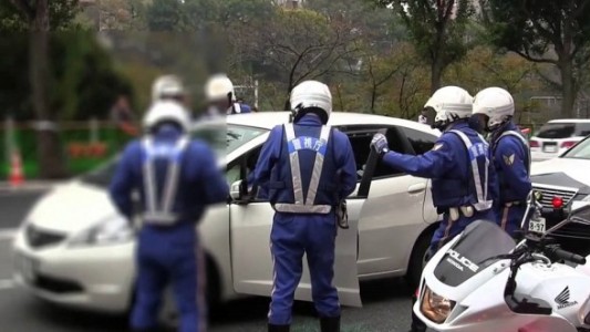 Detuvieron a una mujer que viajaba con sus hijos muertos en el auto