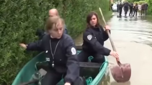 Tres policías franceses hacen un papelón en medio de las inundaciones