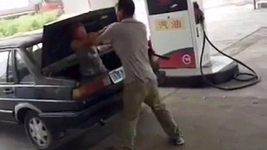Video: un hombre golpea en forma salvaje a su mujer y la encierra en el baúl del auto
