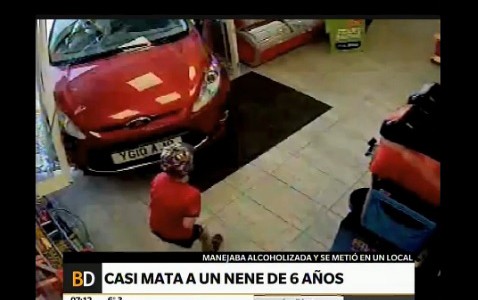 Video: manejaba alcoholizada, se metió en un local y casi mata a un nene