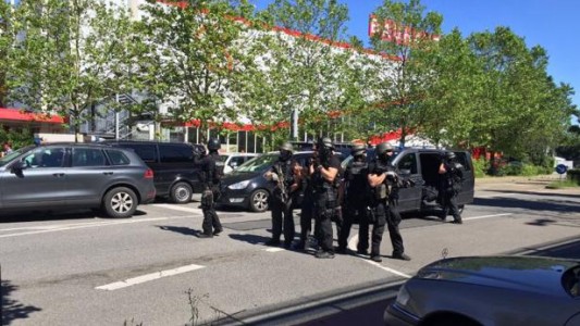 Un hombre armado se atrinchera en un cine en Alemania