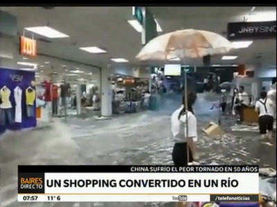 Un río caudaloso dentro de un Shopping