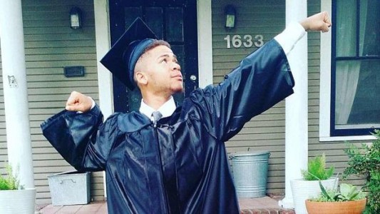 La emocionante historia del joven que vivía en las calles y se graduó entre los primeros de su clase