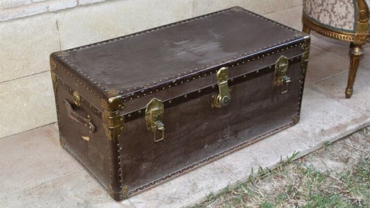 Para no ser descubierto, se escondió en un baúl en la casa de su amante y murió asfixiado