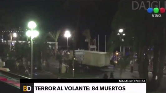 Un camión atropelló a una multitud en Niza: hay al menos 30 muertos