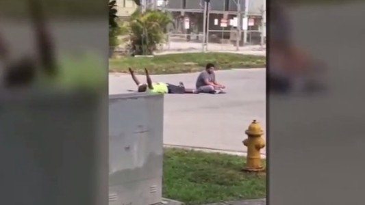 Hombre desarmado recibe disparo de la policía mientras ayudaba a un paciente con autismo