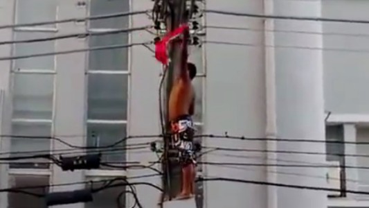 Brasil: se subió a un poste de luz para saludar a Dilma Rousseff y murió electrocutado