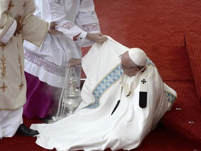 Tropezón y caída del Papa en Polonia: no sufrió lesiones