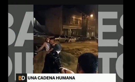 Cadena humana en plena inundación