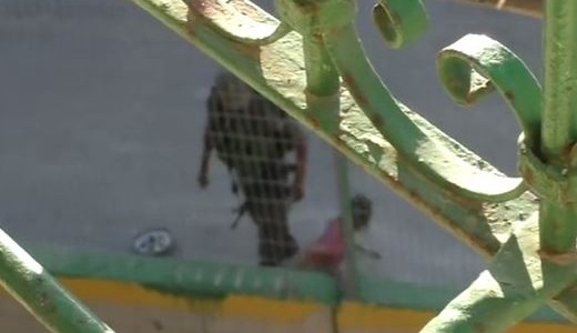Video: Un policía israelí le saca a una nena palestina su bicicleta y la arroja a unos arbustos