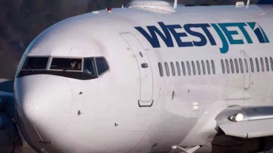 Un avión comercial canadiense cambia de rumbo tras recibir una amenaza