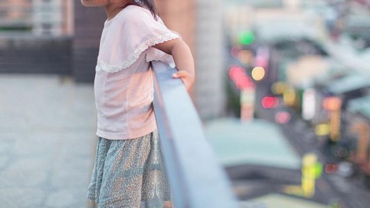 Un hombre atrapó en el aire a una nena que se cayó de un octavo piso