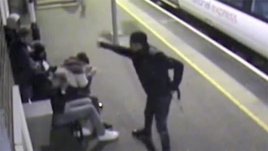 Conmoción en Inglaterra: un joven le tiró ácido a un grupo de amigos "por diversión"