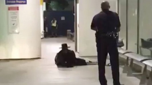 Disfrazado de "El Zorro", sembró pánico en el aeropuerto de Los Ángeles