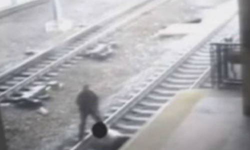 Policía salva a hombre justo antes de ser arrollado por un tren